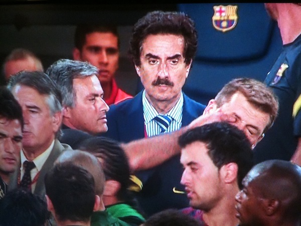 jose_mourinho_makes_stink_face_pinches_barca_coachs_eye.jpg